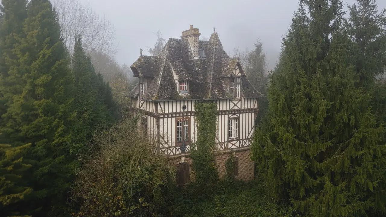 Majestueux château abandonné du 18e siècle : tout laissé en plan !