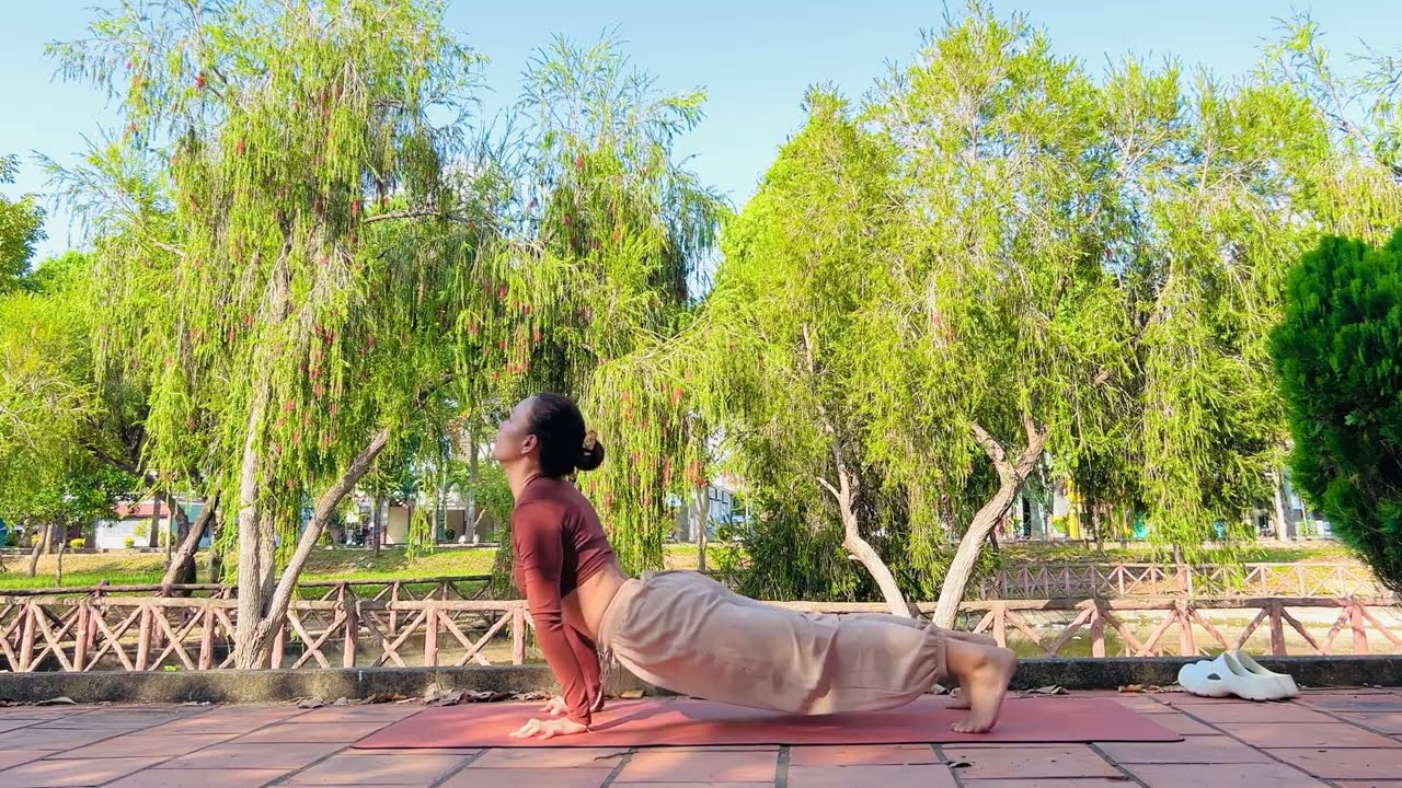 Frog Stretch Exercise for Middle Splits & Hip Mobility | Beginner Flexibility Warm Up (4K)