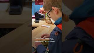 В Кафе Діти Розраховуються Осіннім Листям Hromadske