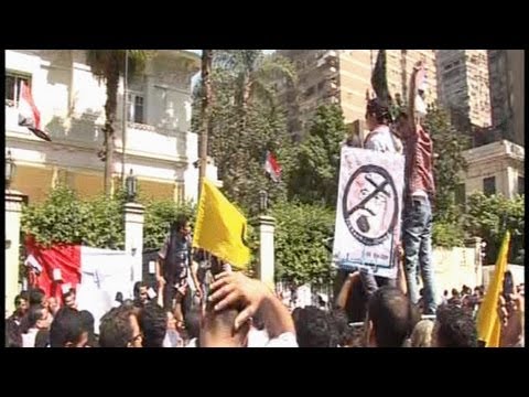 السفير السعودي يغادر القاهرة بعد استدعائه للتشاور