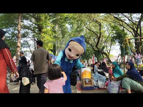 Om Badut marsha ngamen di CFD