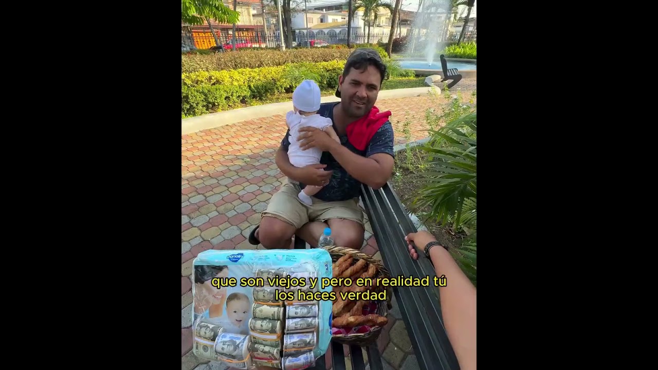 Millonario regala pañales de dinero a Padre trabajador para salvar a su hijita 😭Nos hizo llorar