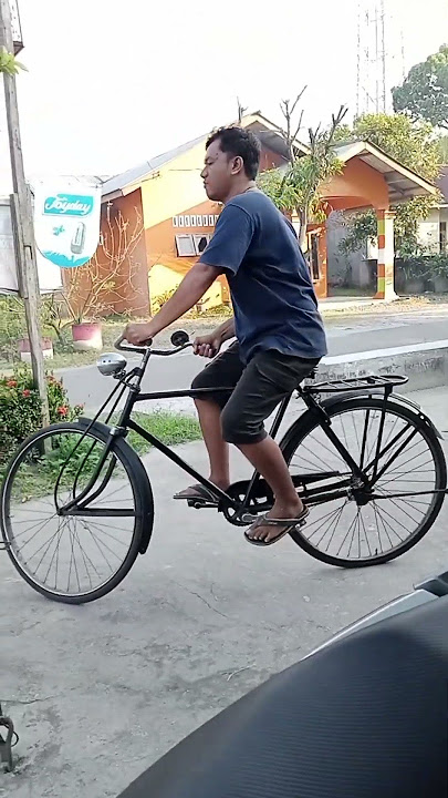 Berbagai cara naik sepeda ontel