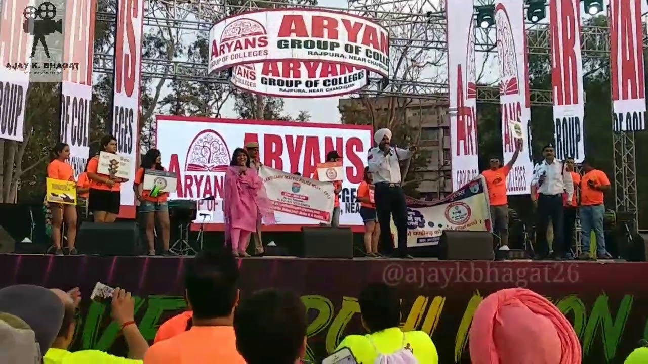 Punjab police live performance | Traffic Punjab police song | Mirchi neon Chandigarh |