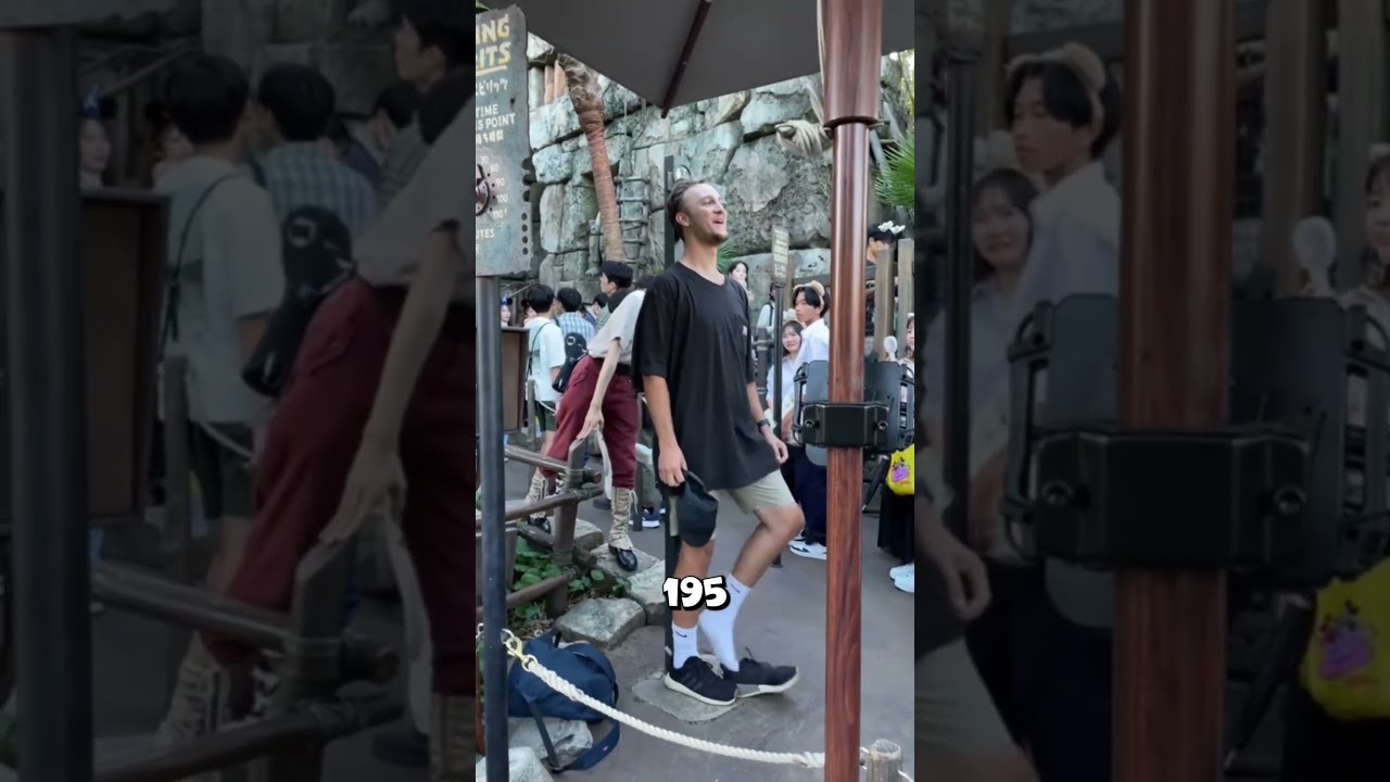 Он снял кроссовки, чтобы попасть на аттракцион 