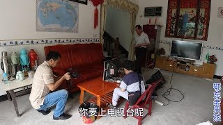 电视台来采访，老男孩带他们一起下乡修电视，一时激动差点电着