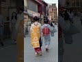 お姐さんのために暖簾を上げる舞妓さん #京都 #舞妓