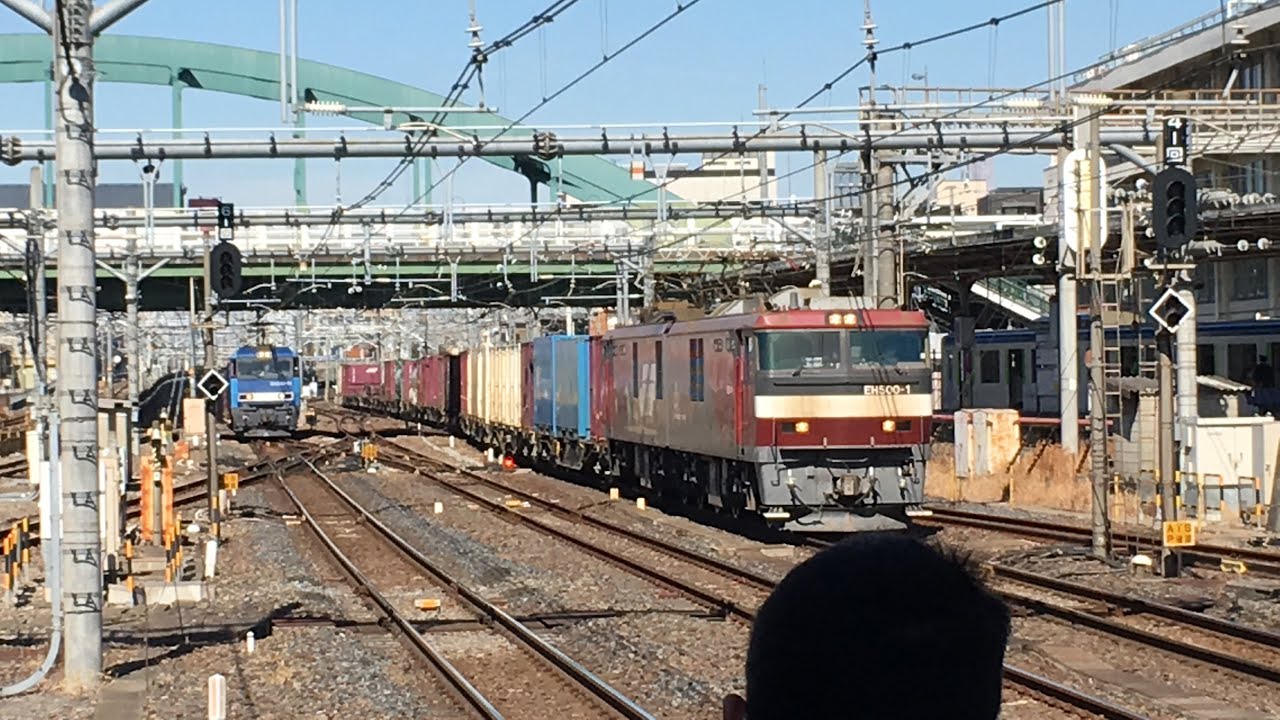 【EH200と並走して入線！】JR貨物EH500形1号機(トップナンバー)が大宮駅4番線を通過するシーン