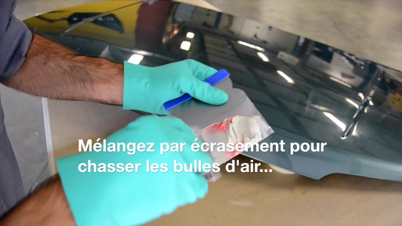 application et ponçage d'un mastic polyester sur carrosserie 