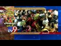 MP Kavitha offers Bonam to Ujjaini Mahnakali @ Secunderabad temple