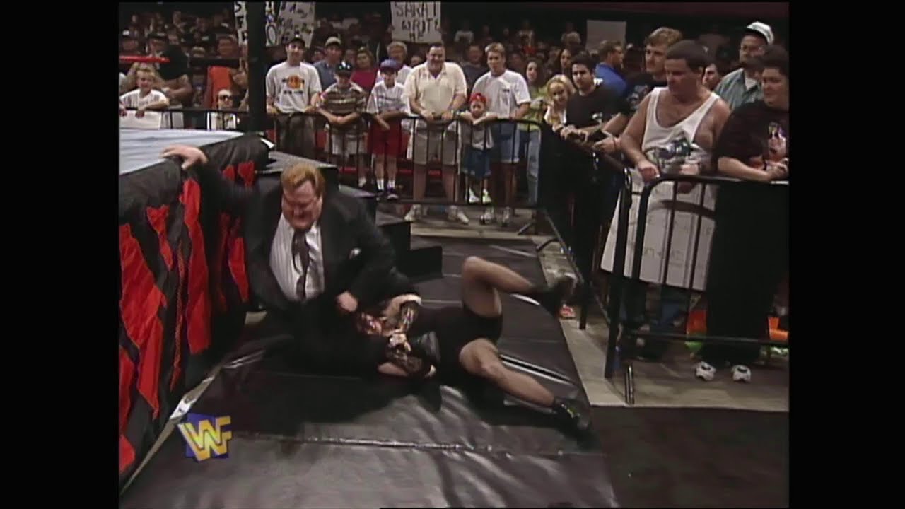 女性ファンが柵を飛び越え、ポール・ベアラーにタックル : r/Wreddit