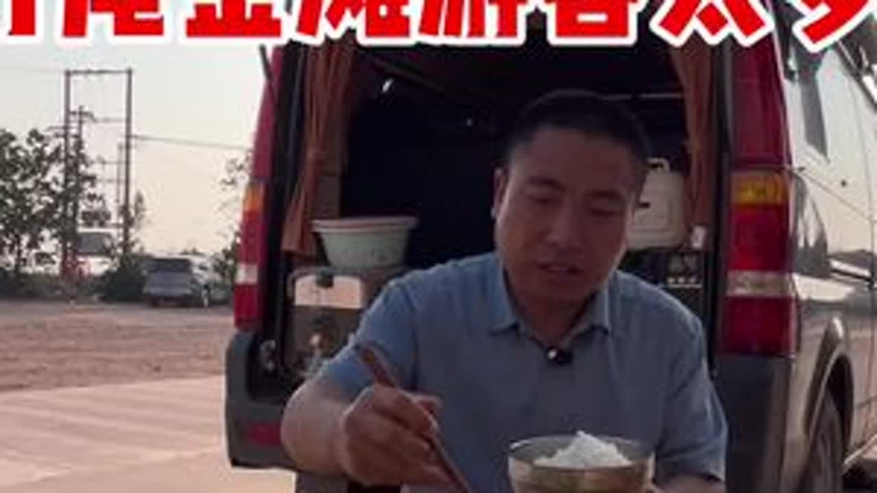 一人一车浪迹天涯，万尾金滩游客越来越多，去防城港吃腊肠炒大蒜 #自驾游 #旅行 #户外美食 #穷游 #户外生活记录