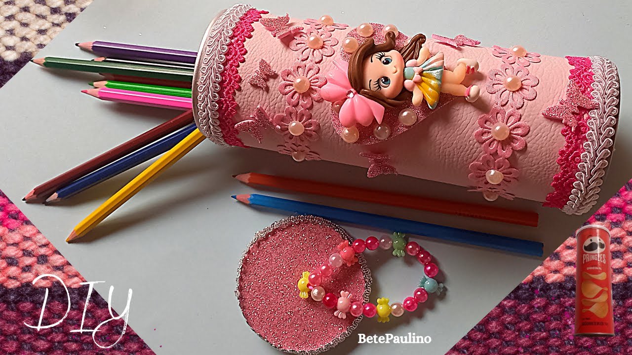 DIY - PORTA LÁPIS BONEQUINHA/!VEJA O QUE VOCÊ PODE FAZER COM UMA LATINHA DE PRINGLES/PENCIL HOLDER