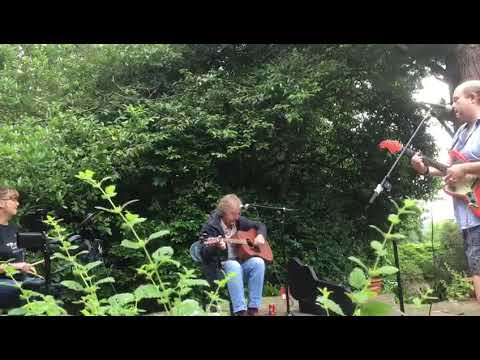 Putar Intro "Barefoot Floors" - Neil Young