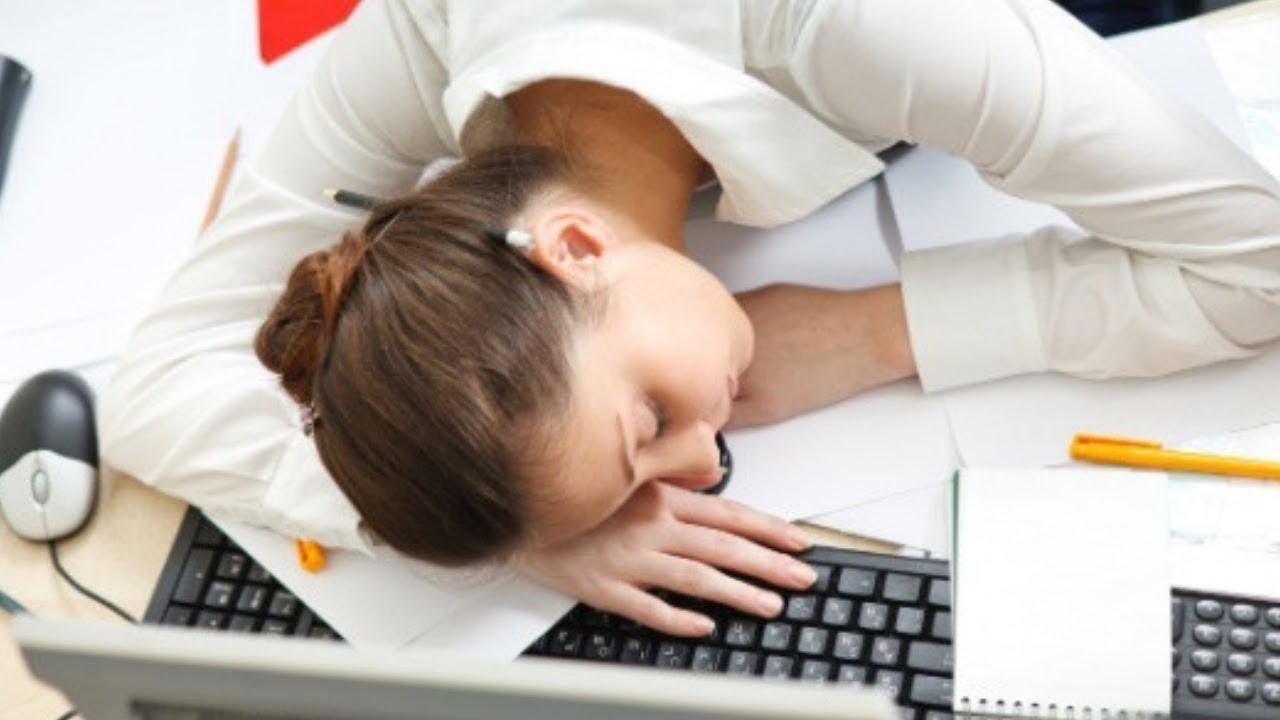 Заспанный человек. Хронический стресс. Усталость. Метеозависимый человек. К чему может привести усталость.