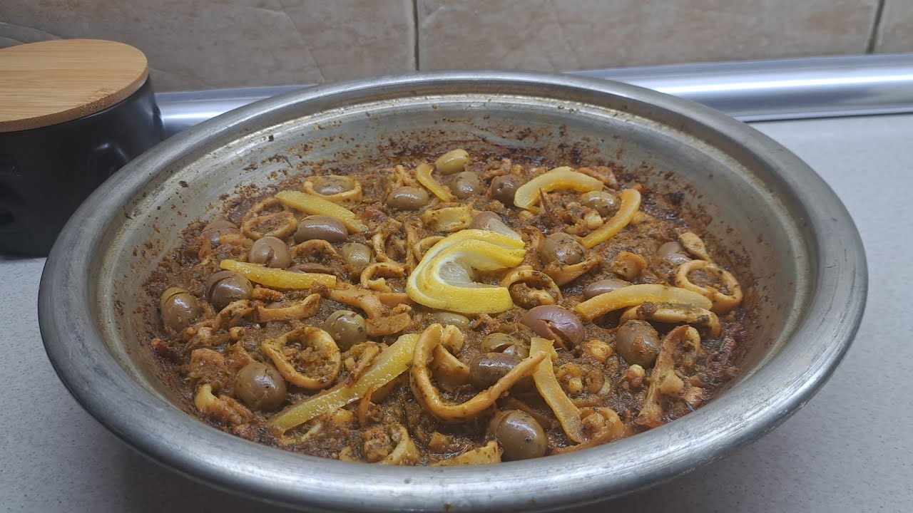 طاجين الكلمار المعلك على أصولو 😍 السر لي كيخليه رطب ومايقاصحش