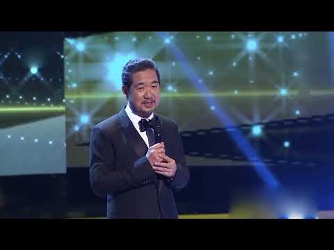 张国立向赵忠祥单膝下跪！是尊重老前辈还是自降身价？