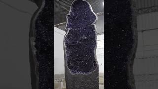 Dieser unscheinbare Stein ist ein versteckter Schatz. #Geode #Kristalle #Naturwunder #Mineralien