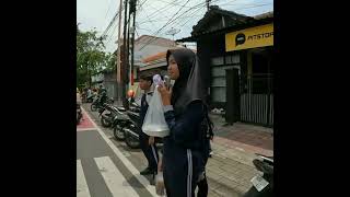 Cakep.!! Nyebrangnya di zebra cross Jangan lupa tekan tombol