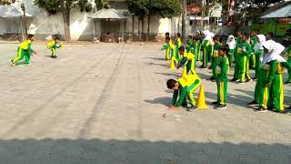 Variasi bentuk lari lompat dan melempar bola ke teman screenshot 4