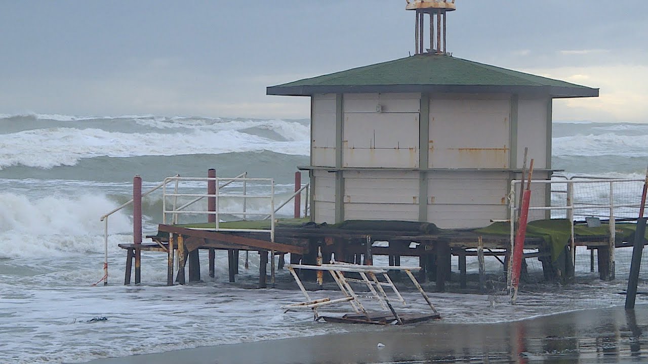 Maltempo, la mareggiata devasta Ostia