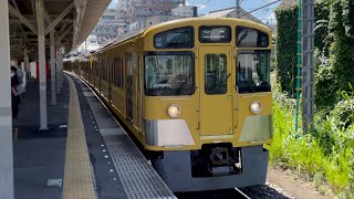 西武新2000系2459編成(表示器LED)+2065編成(表示器LED)が回送電車として花小金井駅を通過するシーン