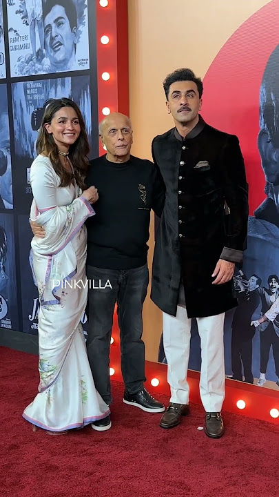 Alia Bhatt Gives Dad Mahesh Bhatt A SWEET KISS 🥺 | Ranbir Kapoor | #shorts #bollywood #trending