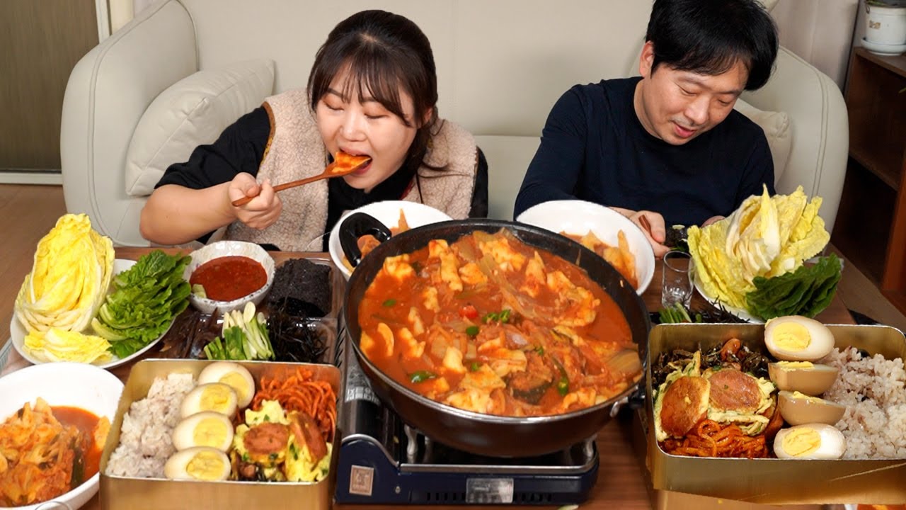 ⁣시어머님이 직접 반죽해서 더 맛있는 김치수제비와 옛날도시락 먹방 | Kimchi Sujebi and Old Style Lunch Box Mukbang