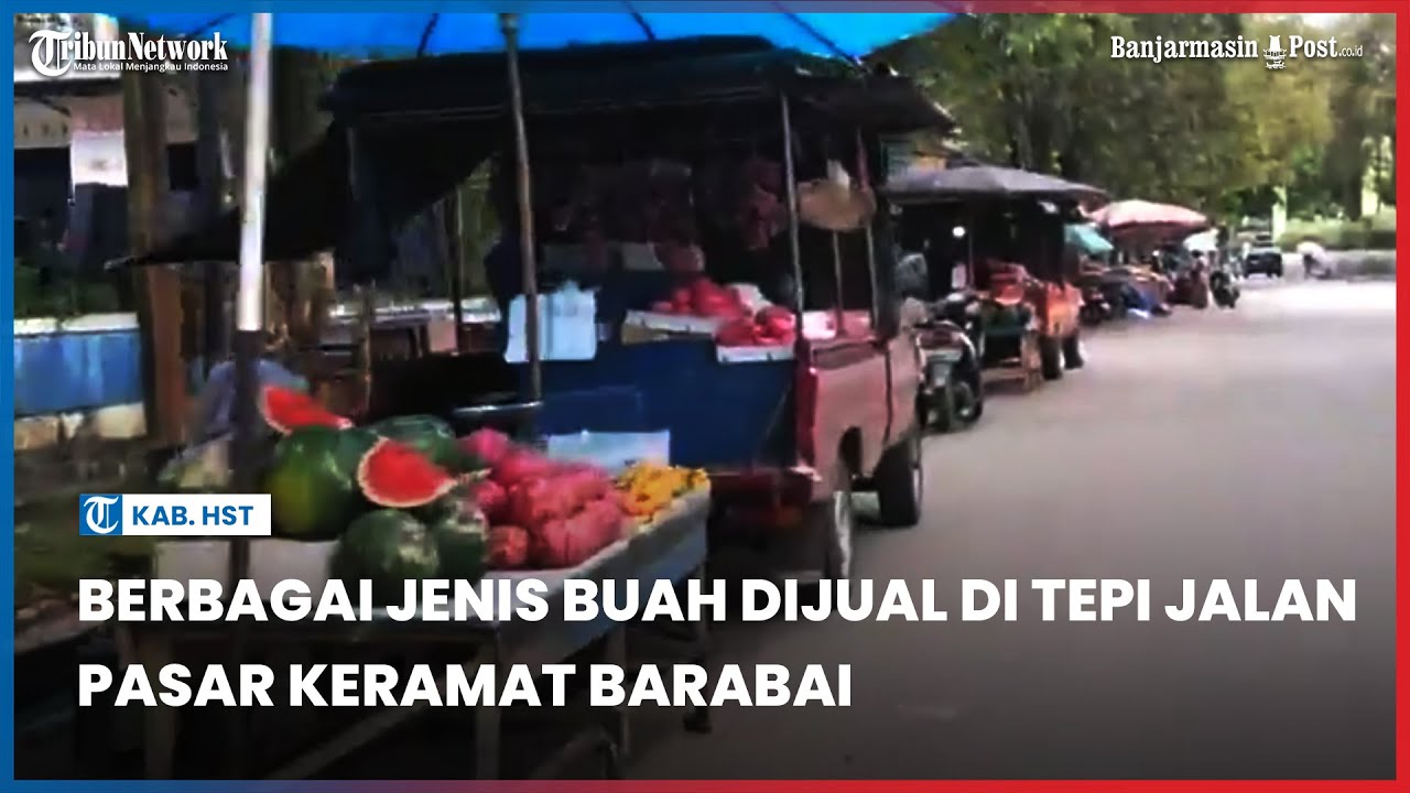 Berbagai Jenis Buah Dijual di Bahu Jalan Pasar Keramat Barabai