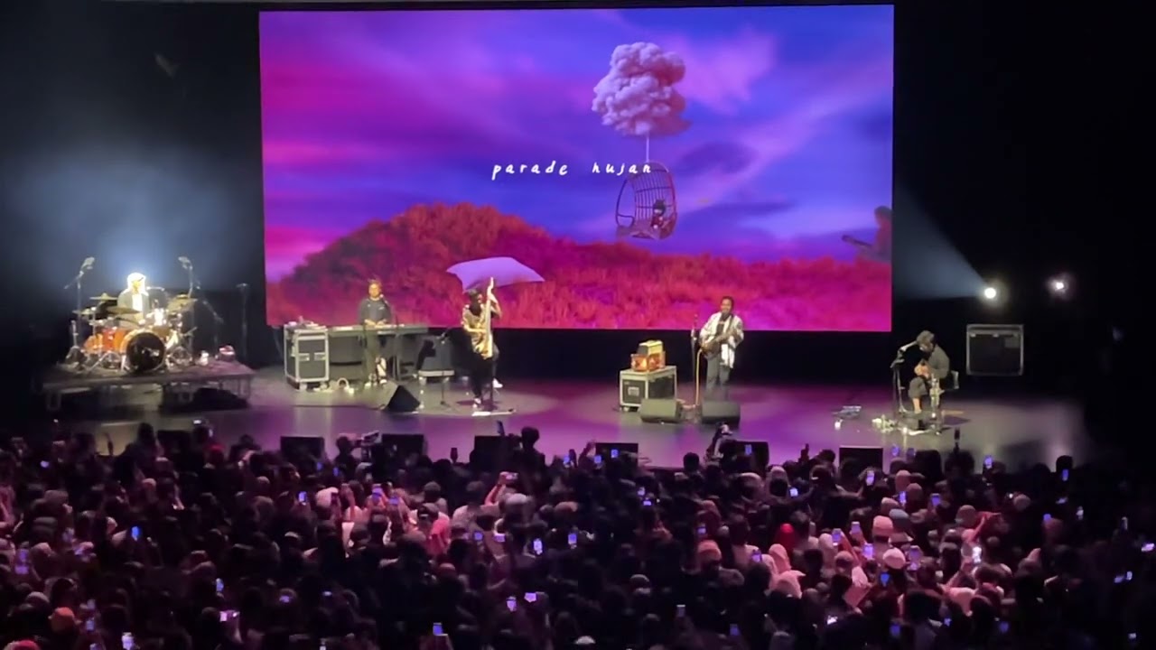PayungTeduh/Parade Hujan/Pusakata - Untuk Perempuan Yang Sedang Dalam Pelukan live at Zepp KL