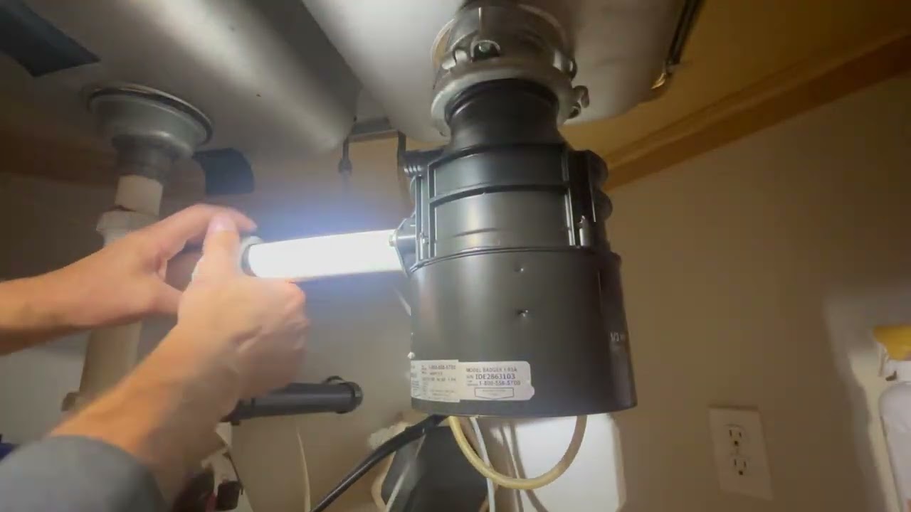 Как заменить измельчитель отходов (Badger 1 - 1/3 л.с.) Протекает измельчитель отходов - ЧАСТЬ 2