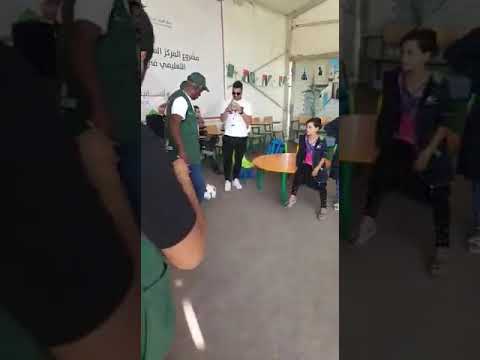 طفلة سورية تبرز مهاراتها أمام ماجد عبدالله في مخيم الزعتري