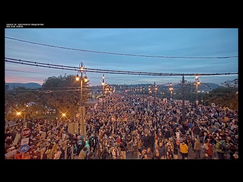 A közút gyorsított felvételén videóban is látszik, hogyan telt meg és ürült ki a Margit híd
