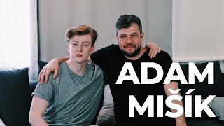 Adam je zpěvák, herec a syn hudebníka Vladimíra Mišíka. V rozhovoru...