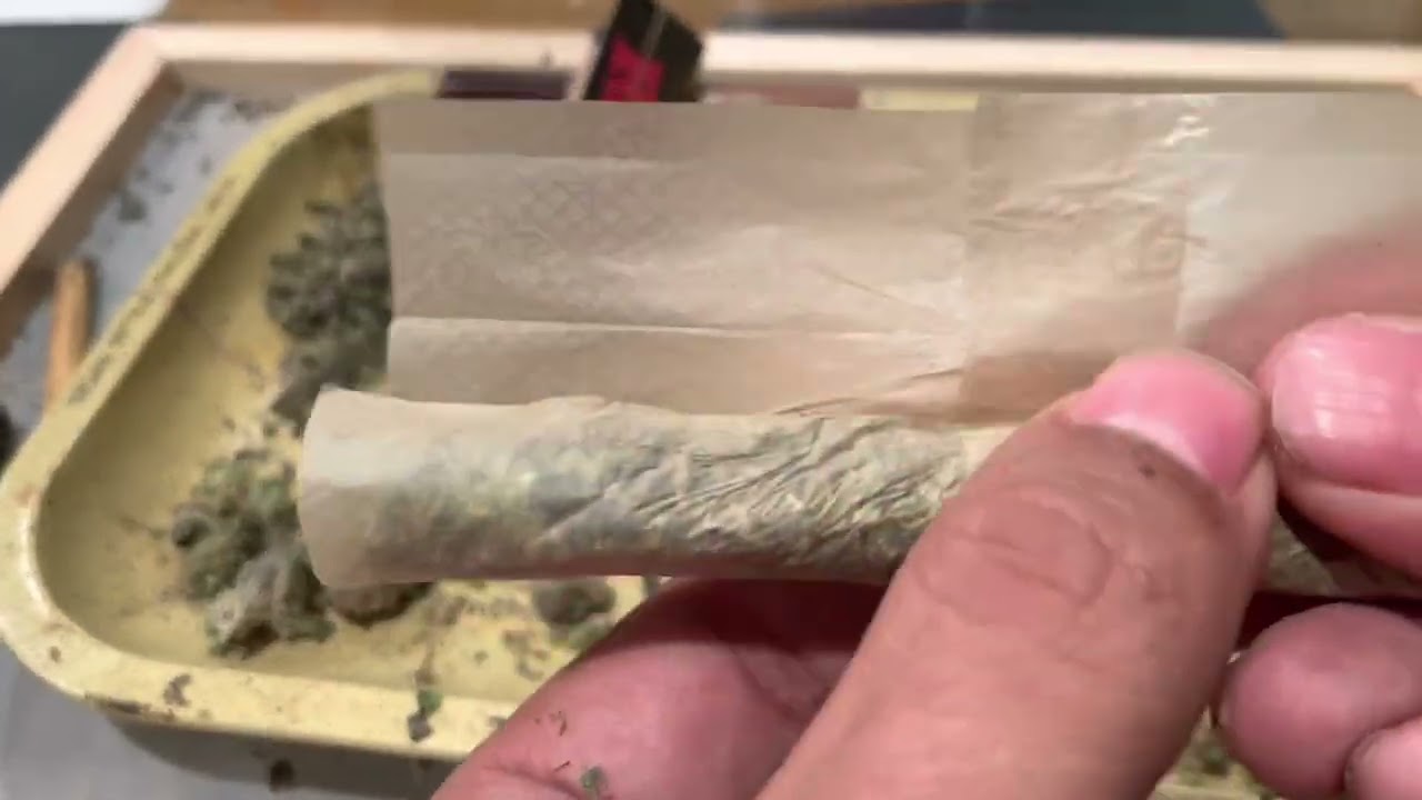 How to roll a jumbo joint using four raw papers