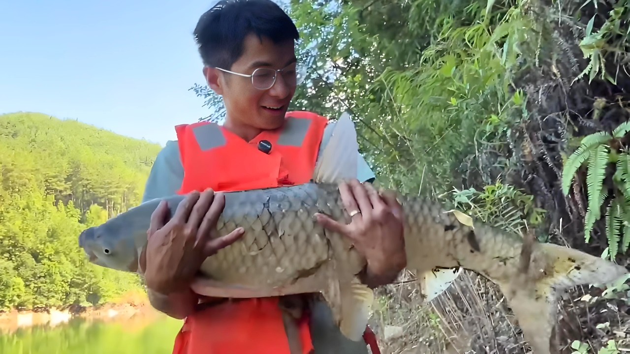探钓水库垂钓巨物，品百家饭香，小宋钓到20斤大草鱼，差点没换到饭，村子里的大叔们不爱吃鱼吗？【小宋野钓】