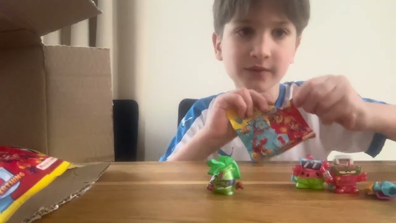 Opening 11 figurek Super Zings 