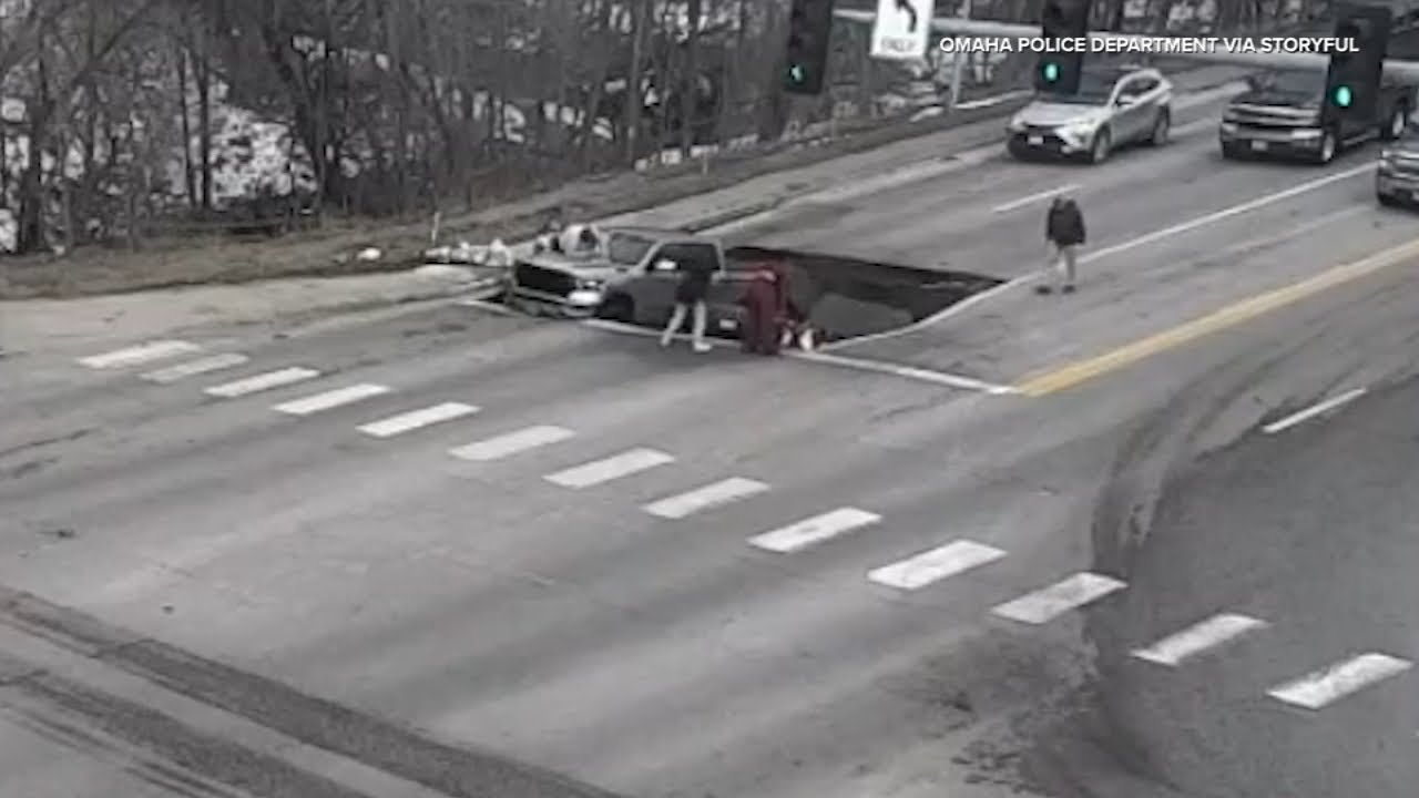 Video shows sinkhole swallowing cars at traffic light