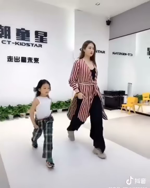 Beginilah Cara Peragawati / Model Berjalan di Atas Catwalk