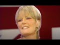 Capture de la vidéo Ed Sullivan Interviews Petula Clark On 1965 "Downtown" Performance & Societal Changes In England