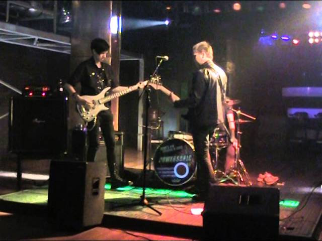 Ver ПАНИЧЕСКАЯ АТАКА - Оттуда взгляды (Концерт в клубе Метро 5.11.2015) no YouTube