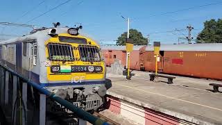 12868 PDY-HWH (AUROBINDO) SF EXPRESS DEPARTING VILLUPURAM JN  #indianrailways #lhb #train 