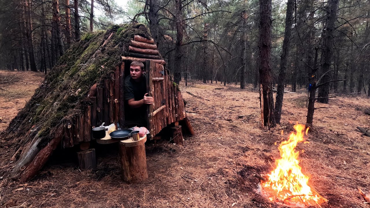 Building a Secret Hideout and Cooking in the Wild