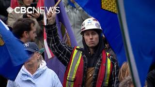 Independence supporters hold final rally outside Alberta Legislature ahead of referendum
