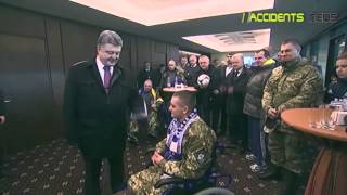 Порошенко подарил мяч безногому инвалиду АТО