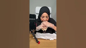 تحدي اللقم ساندوتش كبير في كم لقمة اقدر أخلصه 