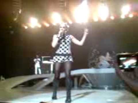 June 17 2009 No Doubt in Montreal - Gwen sings happy birthday to Eric Stefani and others
