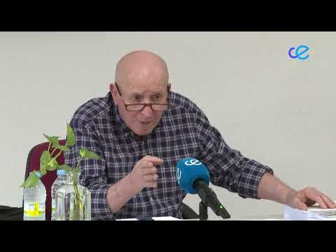 José Mª Garrido rinde homenaje con sus libros al coro ceutí "Aires Caballas"