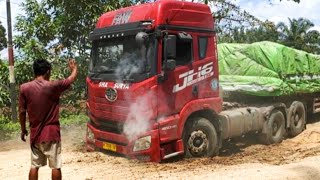 Download Lagu Verschrikkelijk || Vrachtwagen met oplegger vast op onverharde weg, voorbumper in de grond MP3