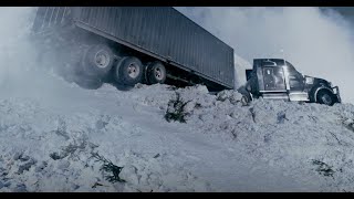 Как заносит грузовики на льду.  Фуры идут в занос.
